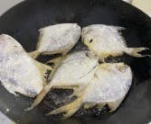广东厨师教你特色白鲳鱼做法：鲜香滑嫩不可错过