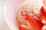 如何制作美味的草莓冰激凌