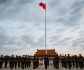 北京国庆看升旗的人多吗