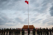 北京国庆看升旗的人多吗