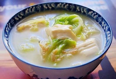 白菜炖豆腐的家常做法「汤鲜味浓老少皆宜」