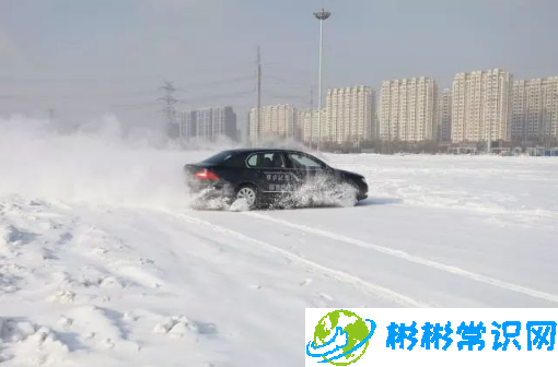 雪天车打滑撞了保险赔吗