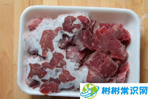 肉泡在水里解冻正确吗