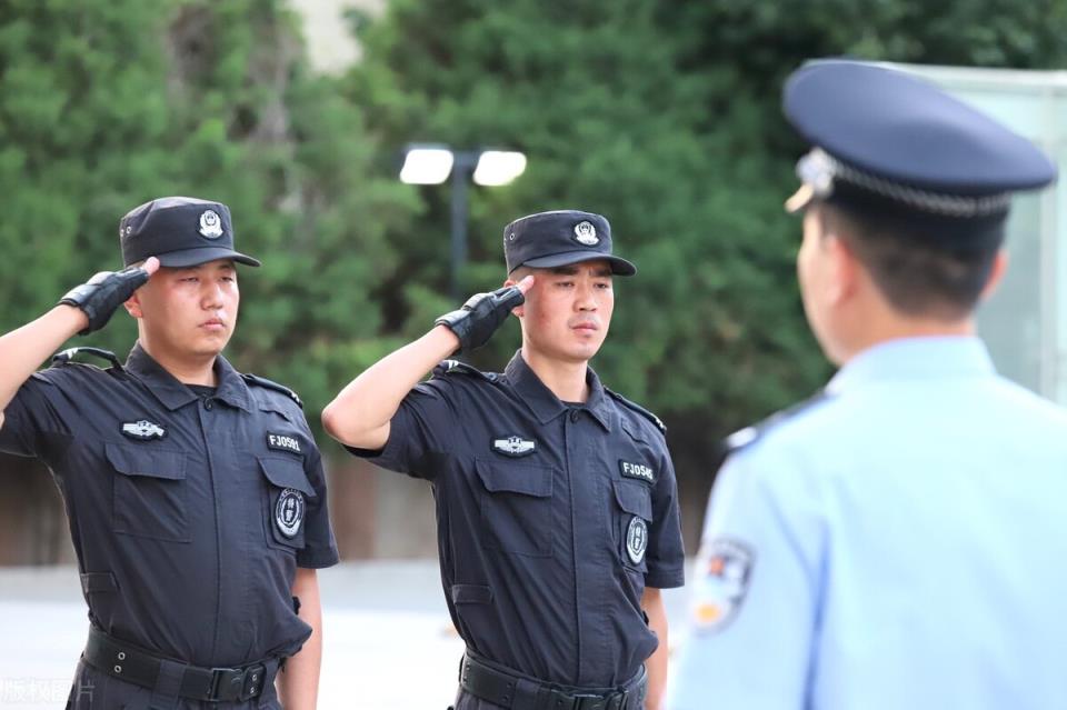 当辅警需要什么条件(普通人考辅警必须满足三个条件)