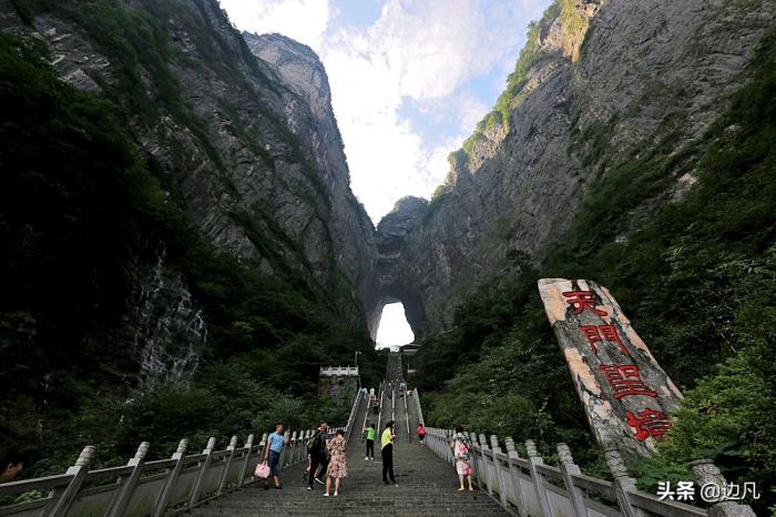 望天门山的天门山在哪(天门山在哪里)