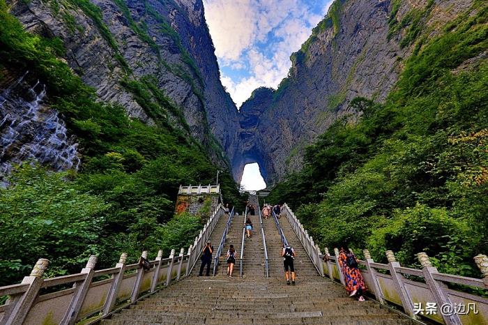 望天门山的天门山在哪(天门山在哪里)