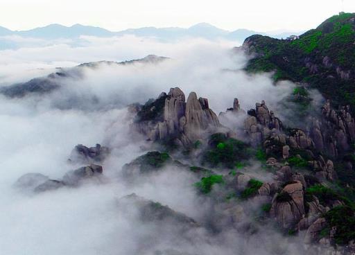 天姥山位于哪里李白的诗(李白写的天姥山位于哪里)