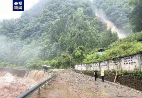 四川成都多地突发山洪灾害(成都大邑突发山洪,水流汹涌穿过桥洞)